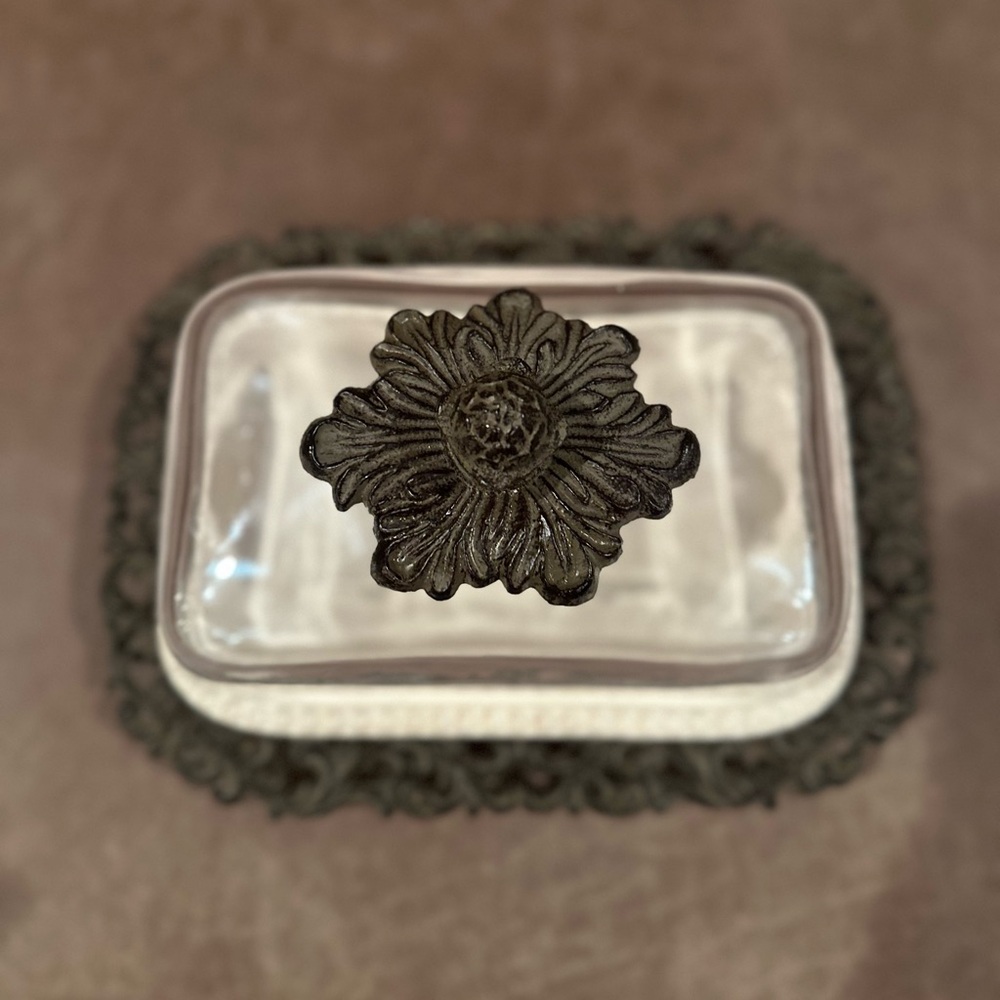 GG Collection Large Acanthus Leaf Butter Dish - Picture 2 of 7